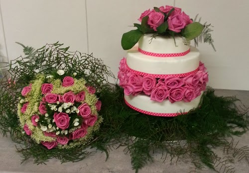 Bruidsboeket van Les fleurs de mylene en Bruidstaart van Cake it